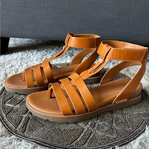 🟢FRANCO SARTO. Bright tan gladiator sandal with gold hardware. Size 10